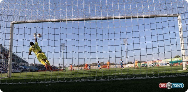 הכדור של רנקביץ' בדרכו לשער (רולנדי ברנשטיין)